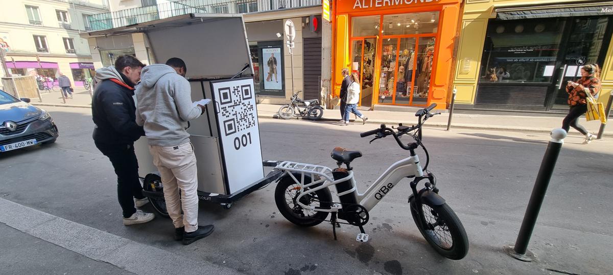 Delipod attelé à un vélo-cargo pendant les essais.