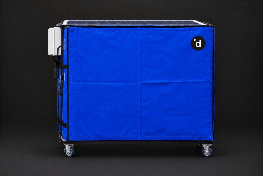 Delipod Fresh à caisson bleu, vu de côté, avec son boîtier connecté à gauche et son panneau solaire sur le toit.
